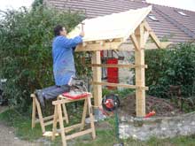 Mise en place de la toiture en châtaigner 